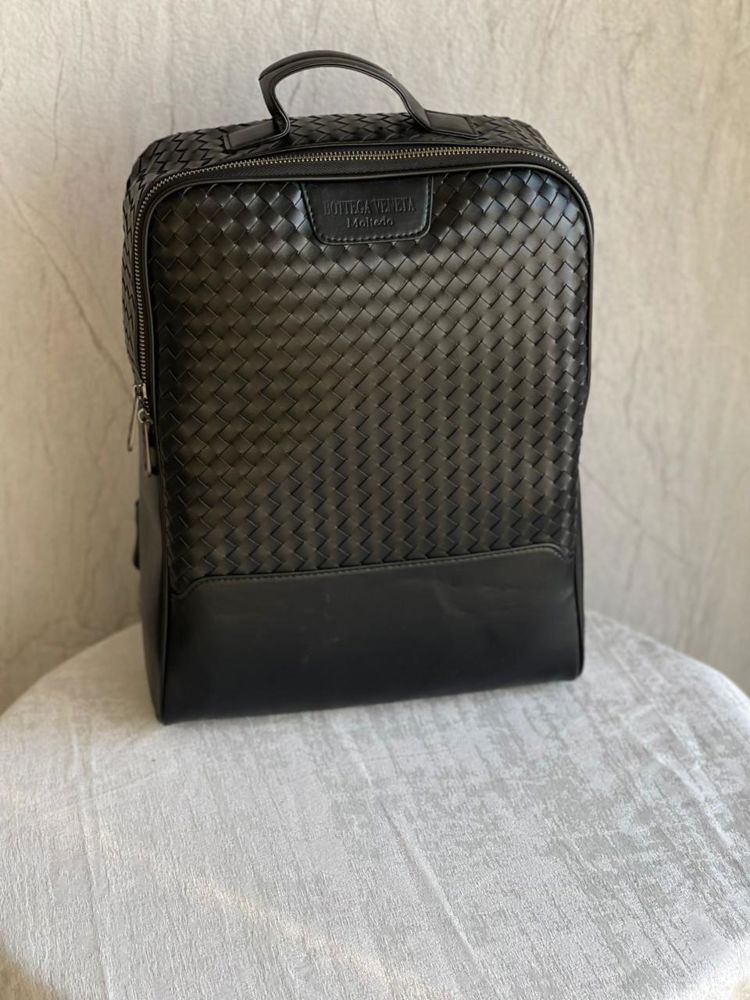 حقيبة "بوتيغا" سوداء بالجلد المجدول (Bottega Woven Leather Backpack)_thumbnail_0