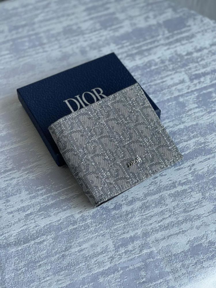 محافظ "ديور سيجنتشر" الحصرية - بنقشات أيقونية (Dior Signature & Oblique Wallet Collection)_thumbnail_4