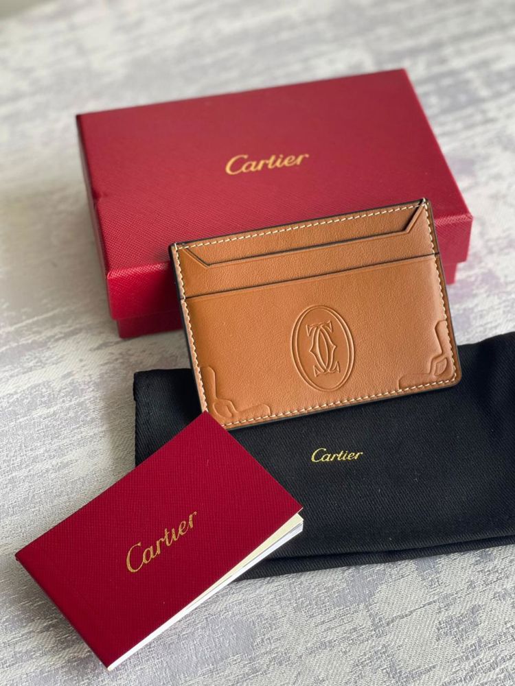 حافظة "كارتييه" كلاسيك - جلد جملي بزوايا معدنية (Cartier Classic Tan Cardholder)_thumbnail_0