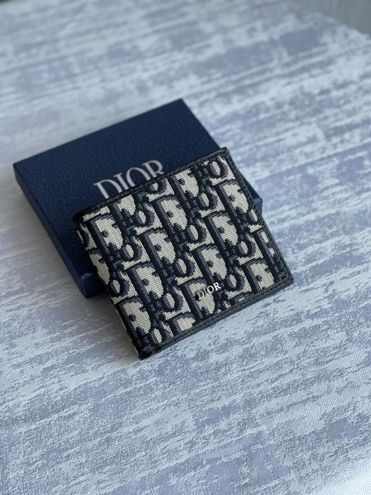 محافظ "ديور سيجنتشر" الحصرية - بنقشات أيقونية (Dior Signature & Oblique Wallet Collection)_thumbnail_0